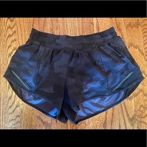 Lululemon Hotty Hot Shorts 2.5” Black Camo Size 6